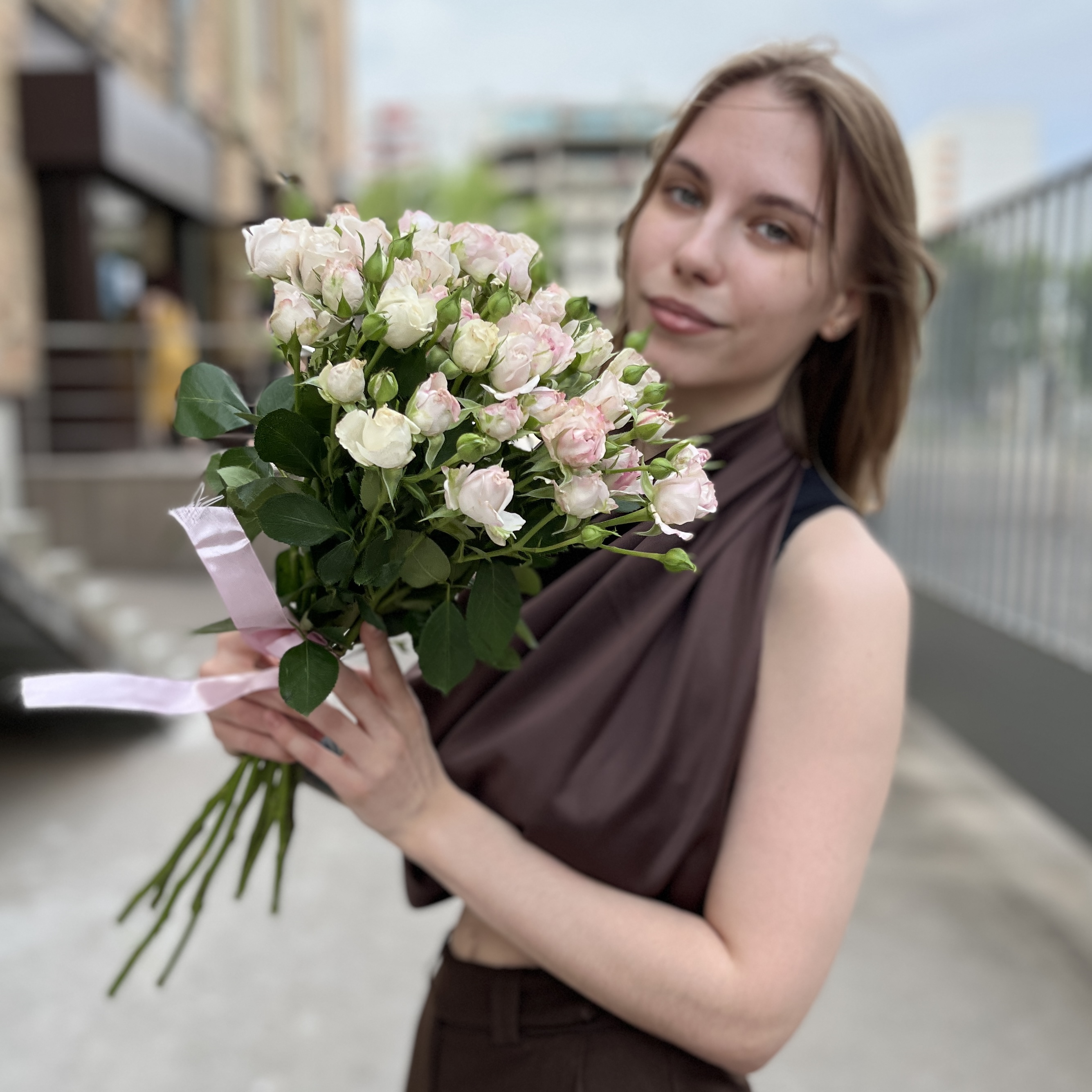 9 нежных кустовых пионовидных роз Энджел Бомбастик 70 см